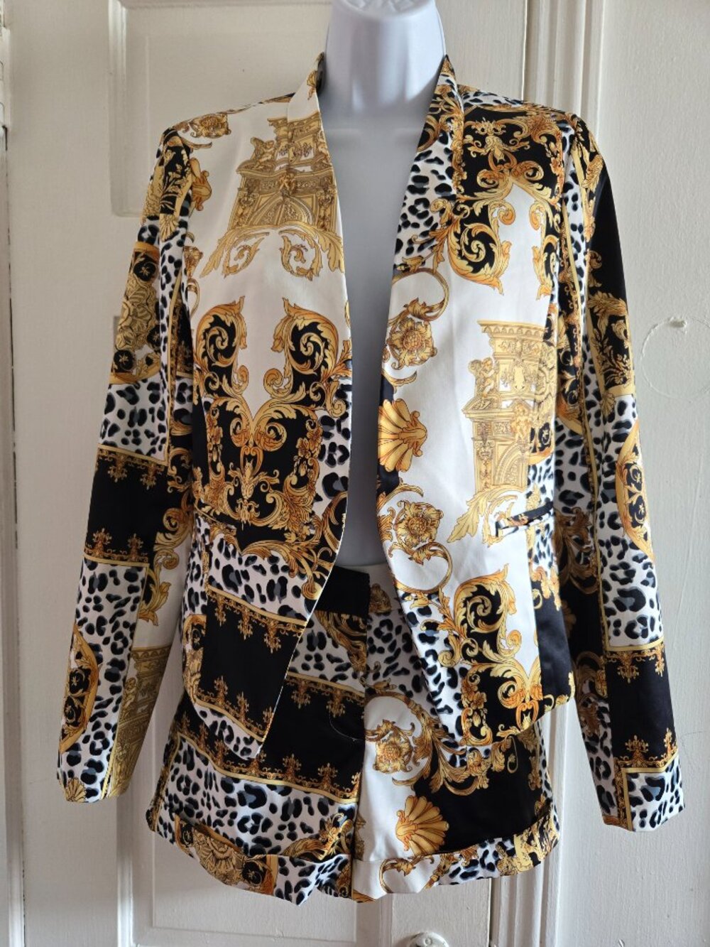 Striking two-piece Blazer and Shorts